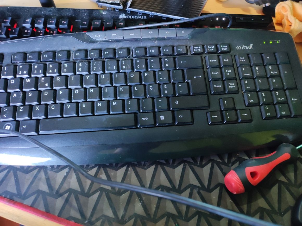 Teclado Mitsai com controlos de multimedia