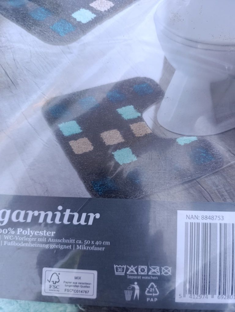 Zestaw łazienkowy (Badgarnitur) wykonany w 100% z poliestru