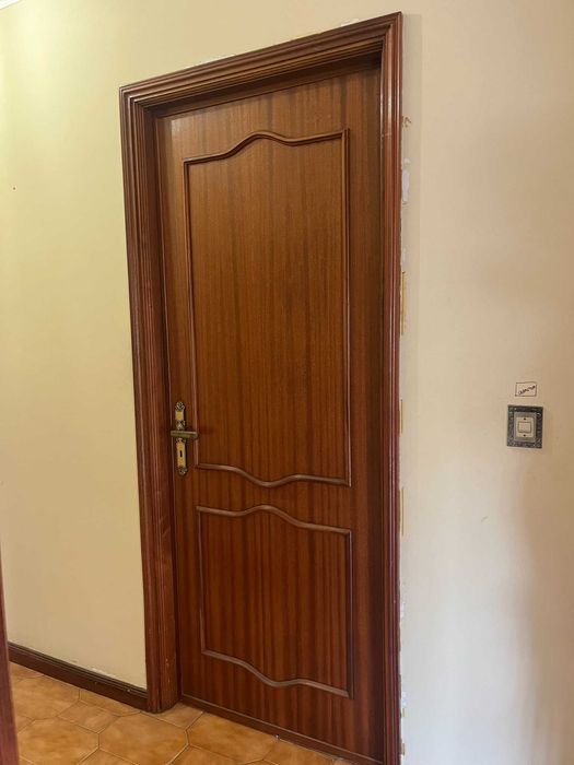 Porta interior em madeira maciça
