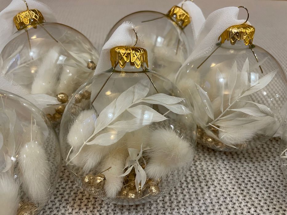 Bombki handmade, szklane ozdobione suszonymi roślinami białe ze złotem