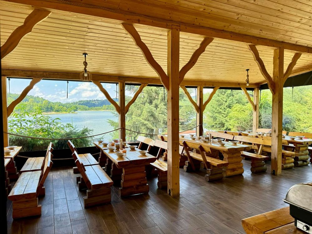 Pole namiotowe Camping Bieszczady nad jeziorem Solina Zawóz