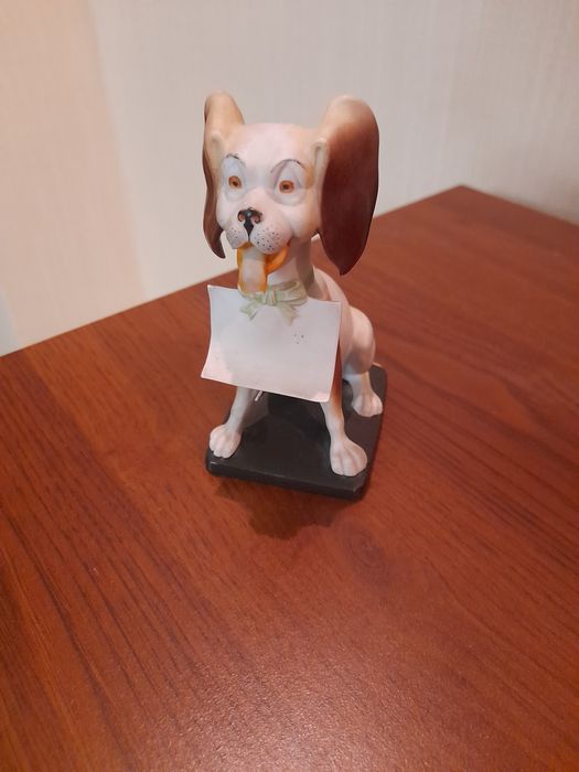 Фарфоровая фигурка собачки