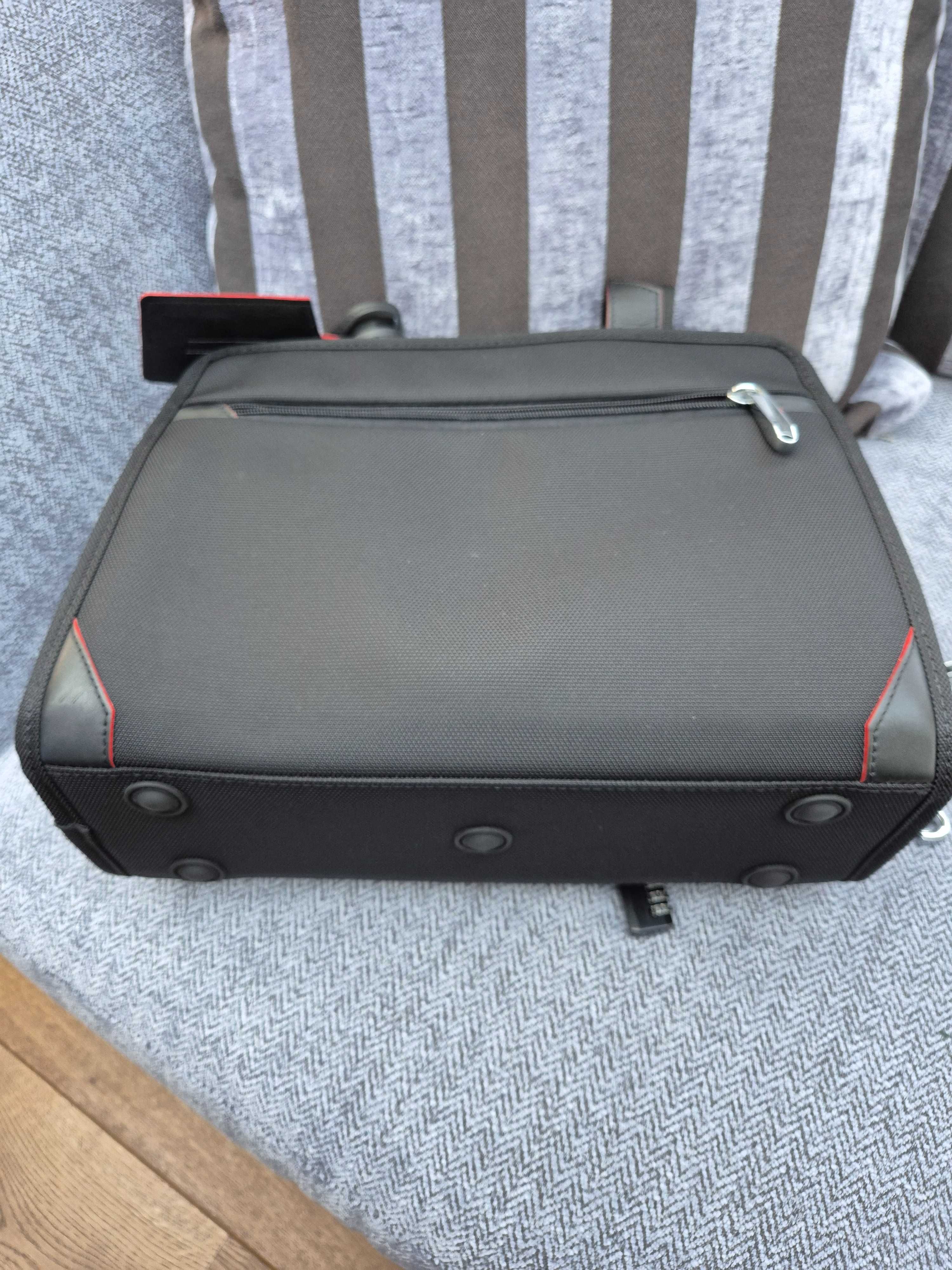 Torba podróżna Samsonite czarna z czerwonymi elementami.