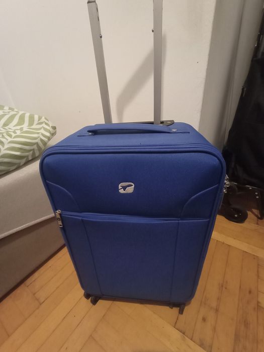 Niebieska walizka 4 kółka