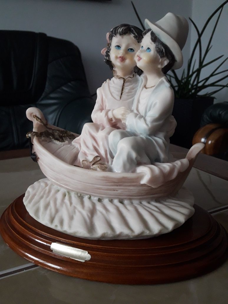 Włoska figurka para zakochanych na łodzi - alabaster