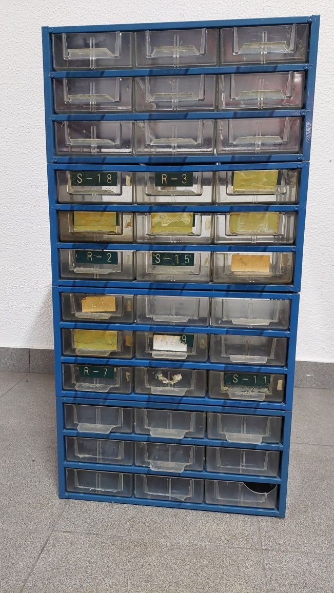 Conjunto de 4 módulos com gavetas para arrumação .