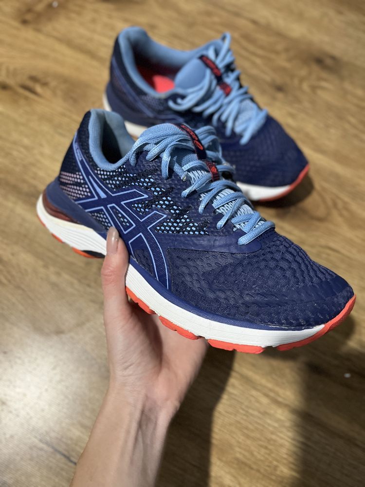 Кросівки asics.