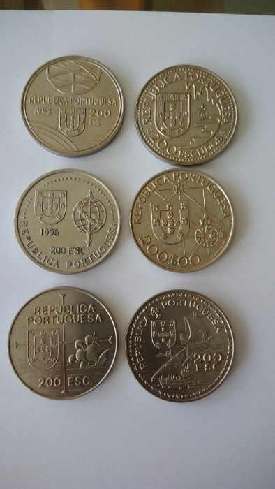 Moedas antigas de escudos e uma de 100 reis