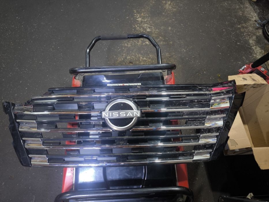 Продам передню решітку нісан рог