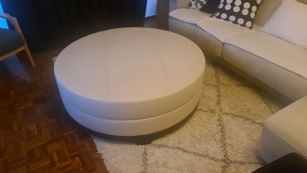 Mesa de centro de sala em pele.