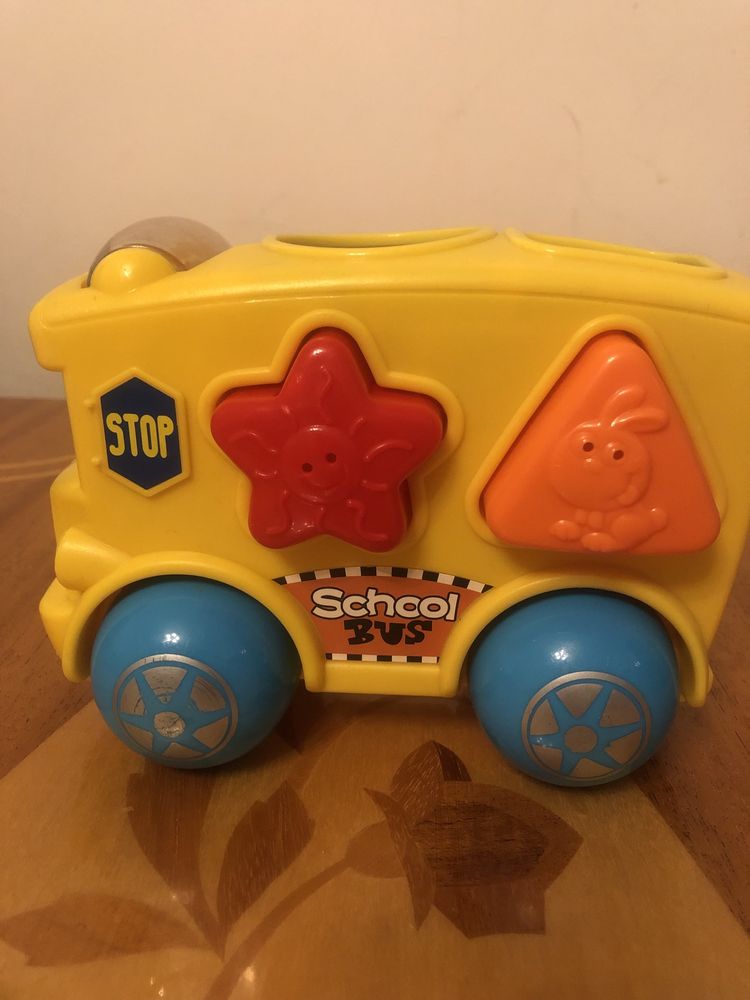 Autobus szkolny żółty