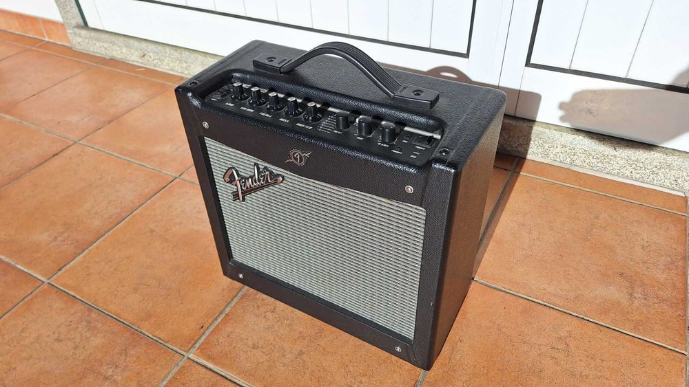 Fender Mustang I (V.2) Amplificador Combo para Guitarra - 70W