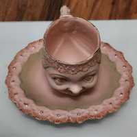 Stara ceramiczna filizanka z twarza