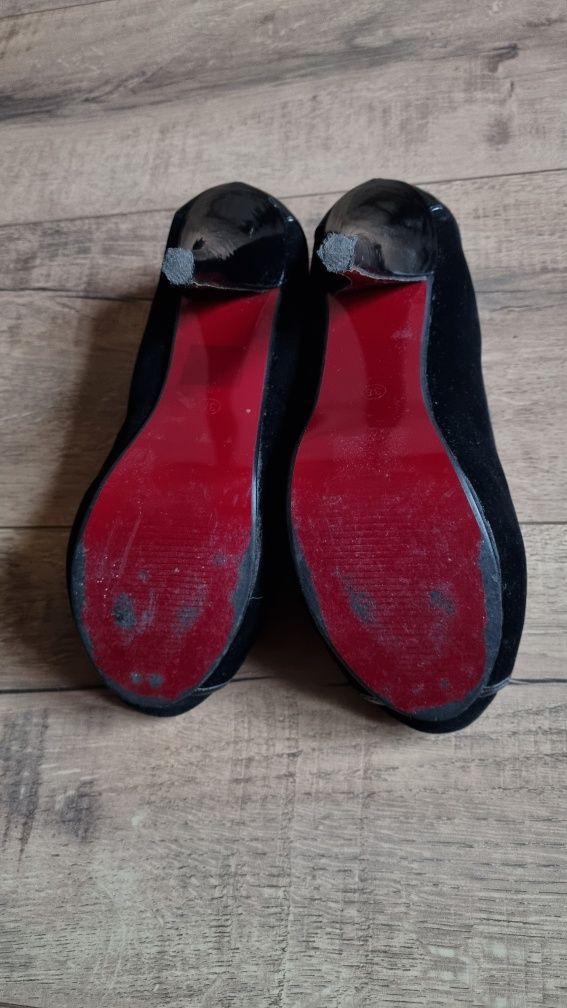 Czarne szpilki z czerwoną podeszwą, rozmiar 38 (24,5 cm)