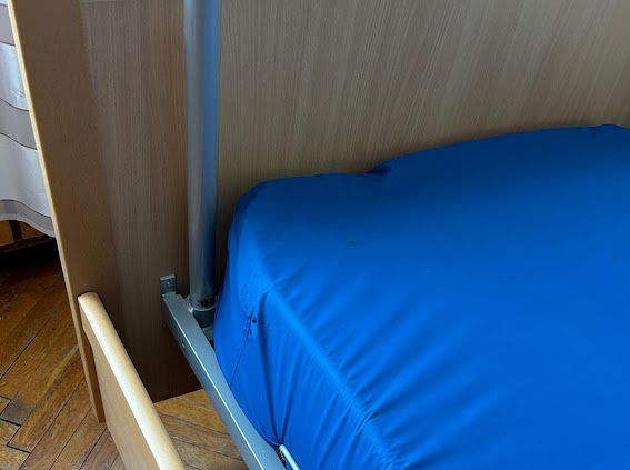 Łóżko rehabilitacyjne bukowe z materacem
