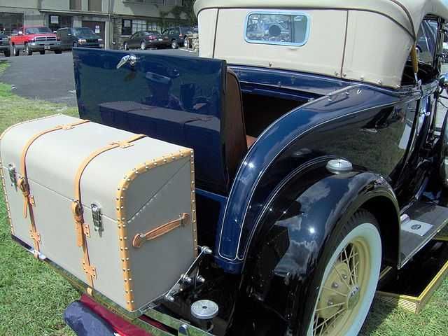 Mala muito antiga de viagem com chave para colocar em carro antigo
