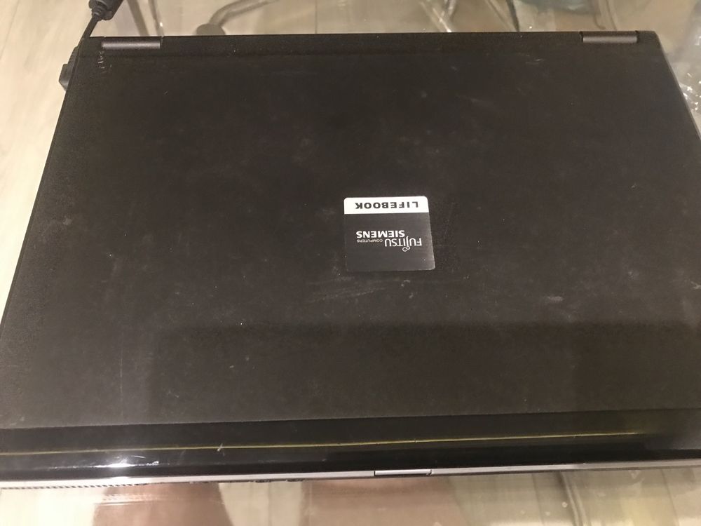 Laptop linux używany 2GB ramu, 512GB paięci, 2x2,4GHz Siemens