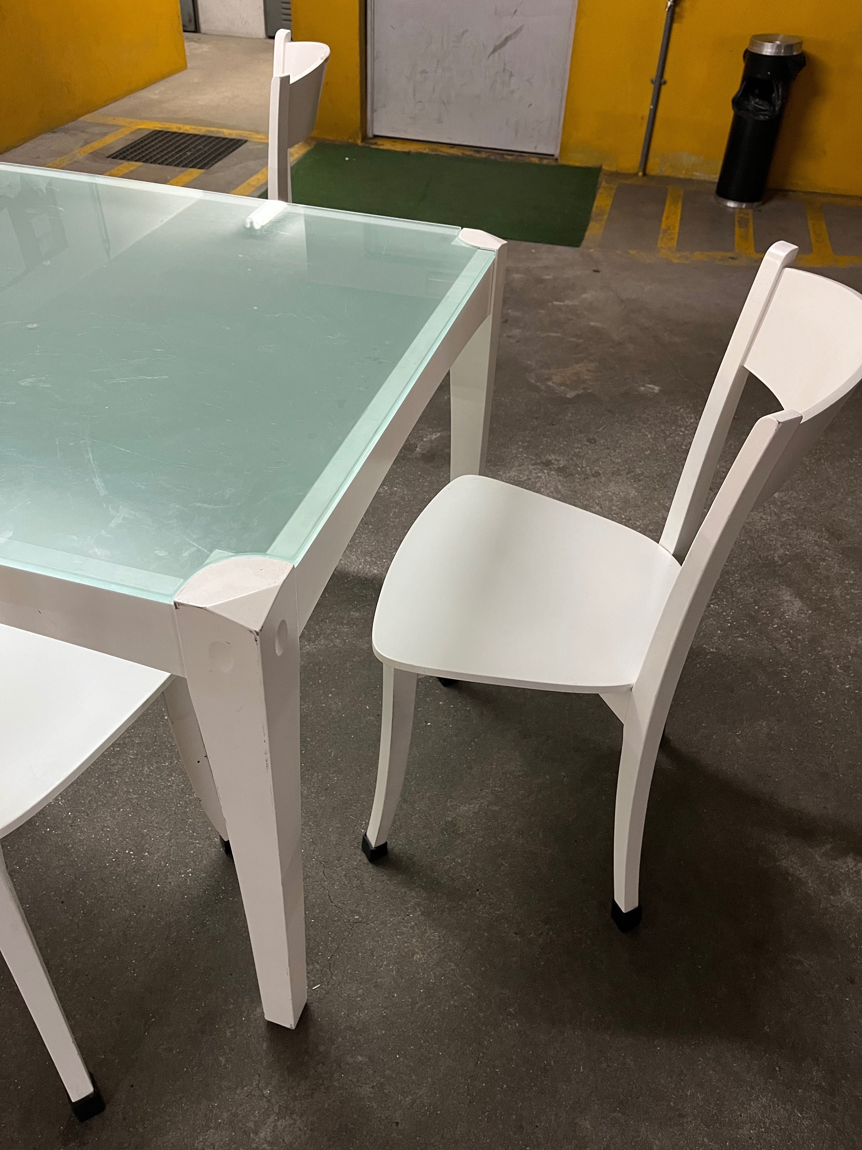 Mesa acabamento branco e vidro