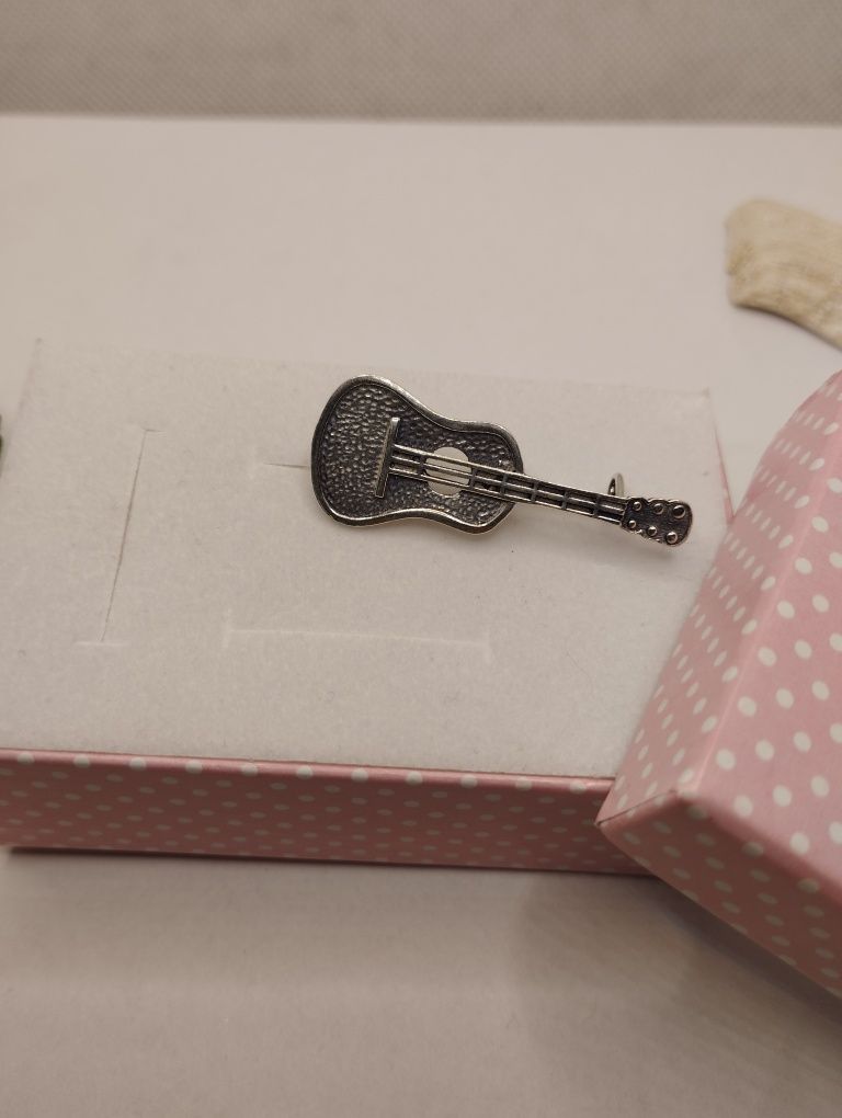 Srebrna broszka, gitara, próba 925