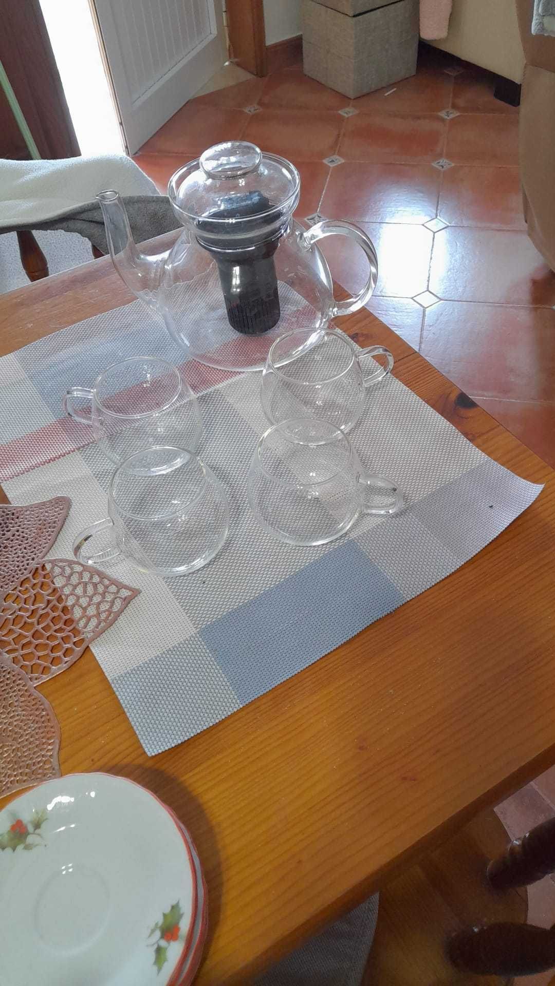 Cafeteira de vidro e chavenas de vidro