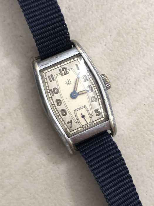 Zabytkowy zegarek damski niemieckiej marki Junghans Vintage