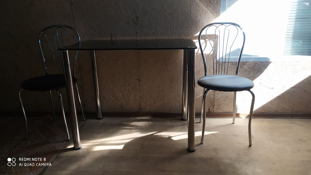 Стол стеклянный и стулья