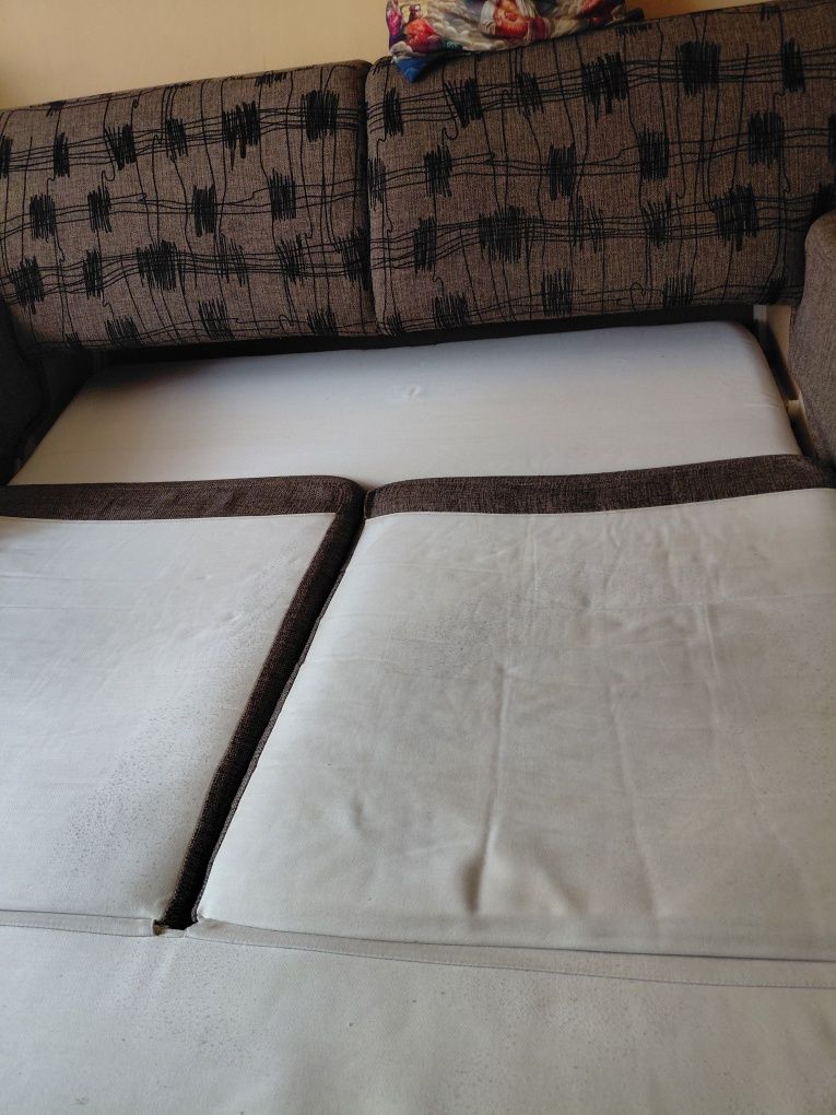 Sofa rozkładana z pojemnikiem na pościel