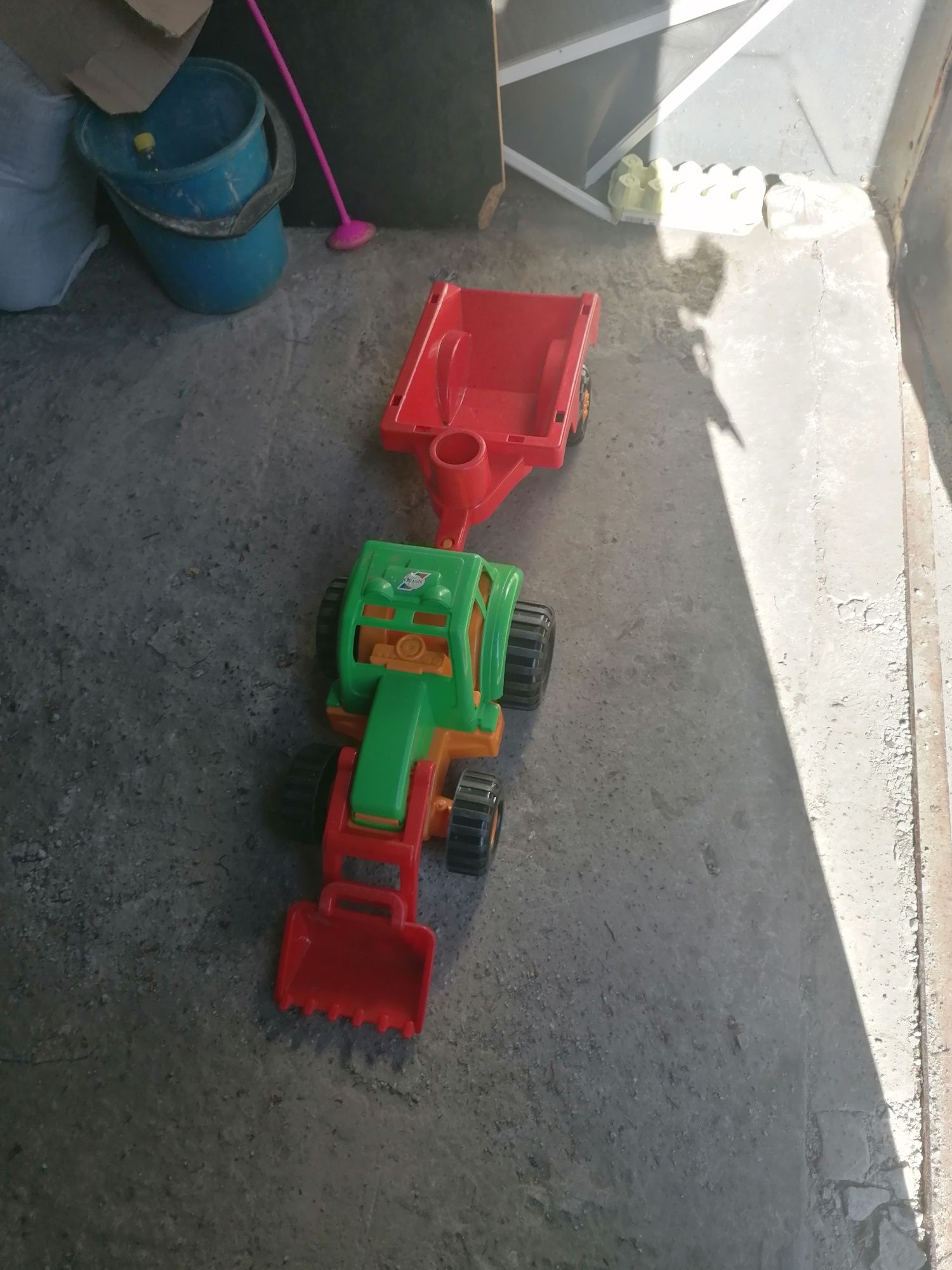 Игрушка трактор с прицепом