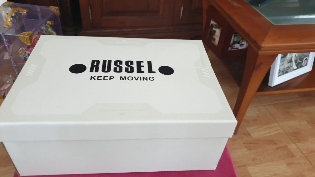 Sapatilhas Russel novas com etiqueta