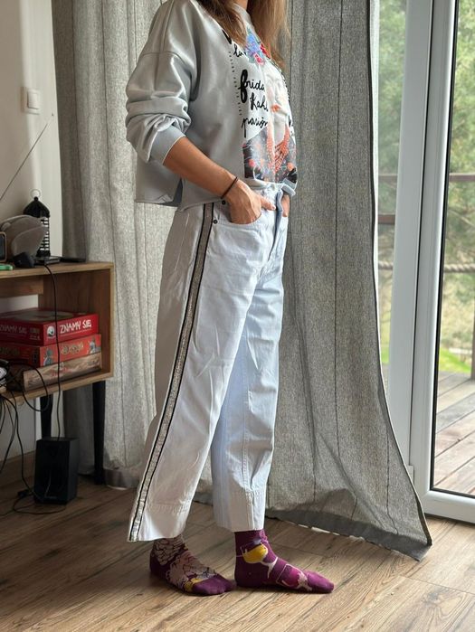 Jasne dzwony, że srebrnym przeszyciem marki ZARA