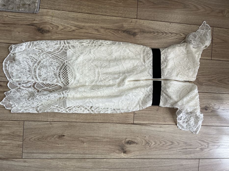 Piekna koronkowa sukienka hiszpanka Rare London