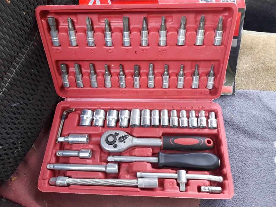 Набір головок ключів в кейсі з тріскачкою та викруткою з подовжувачами