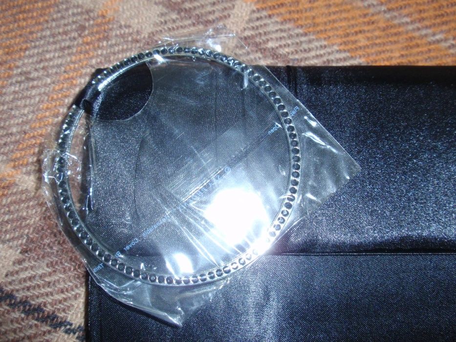 Torebka wizytowa - kopertówka z ozdobną bransoletką.