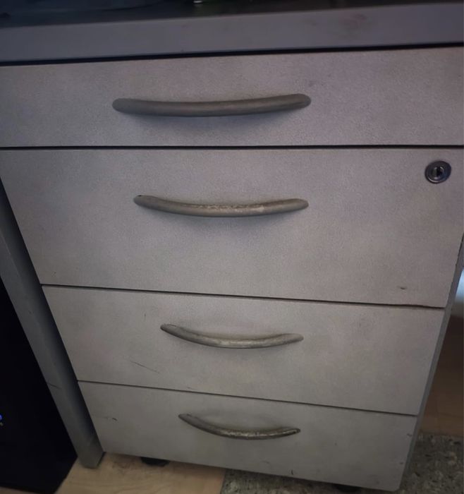 Меблі офісні в сірому тоні