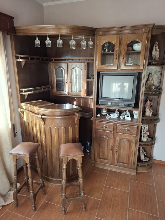 Bar de sala com mesa e cadeiras