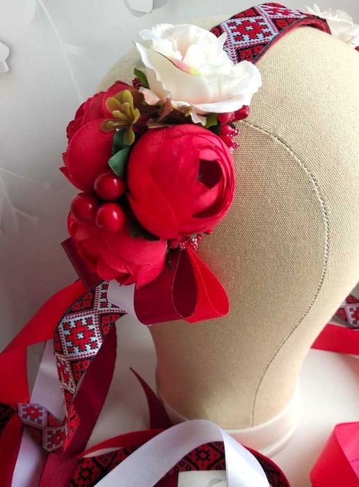 Чільце українське, червоно-кремове, зі стрічками
