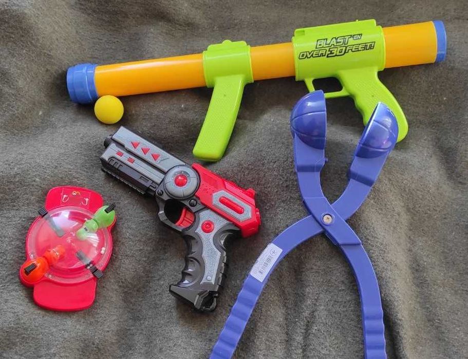 Дитячі іграшки, пістолет, пірамідка, кубики, копілка, лабіринт