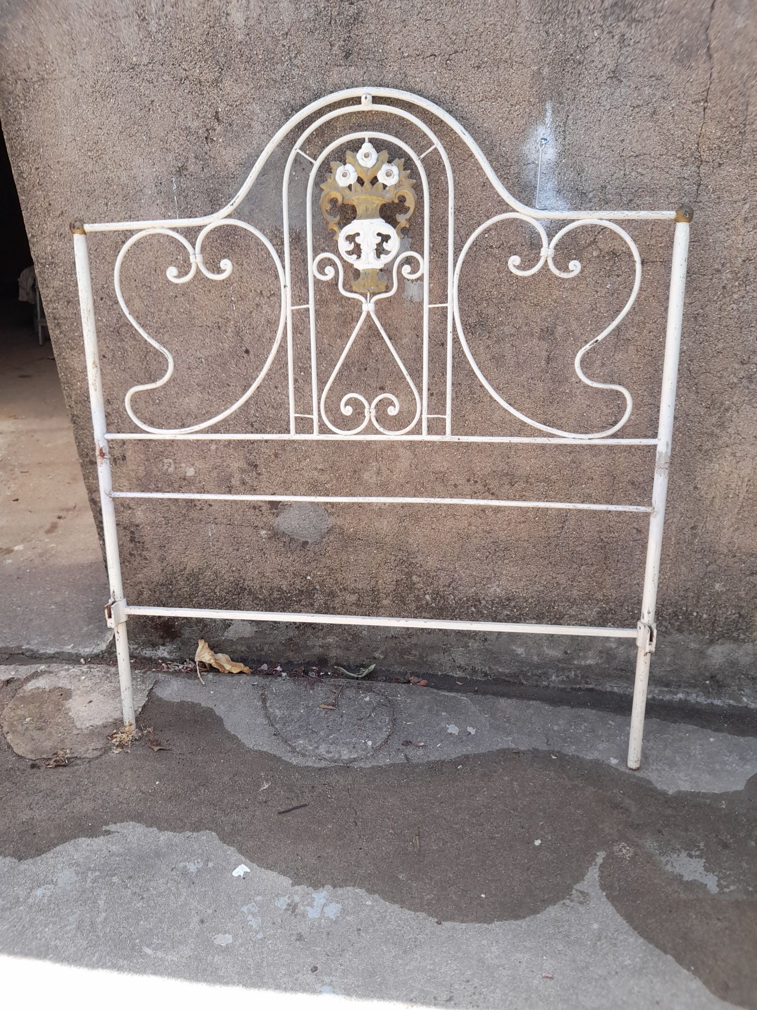 Cama de ferro a precisar de uma pintura.