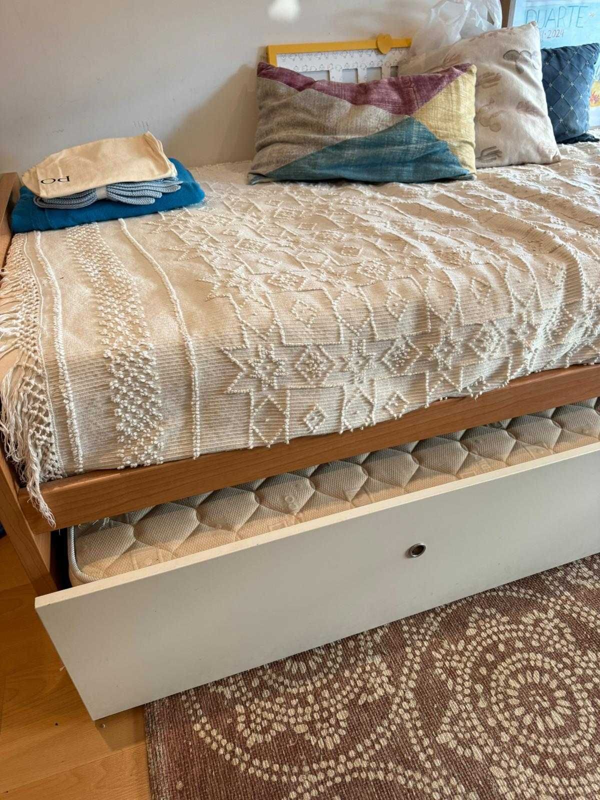 Cama de Solteiro com Cama Auxiliar em Gaveta