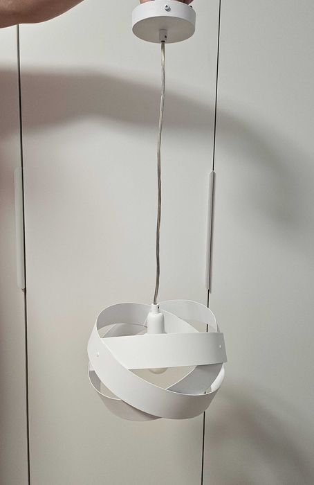 Lampa wisząca w kolorze białym, z metalu