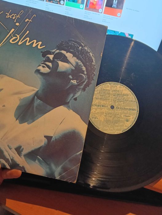 Vinil Elton John (The very best of - 2 vinil) em estado razoável.