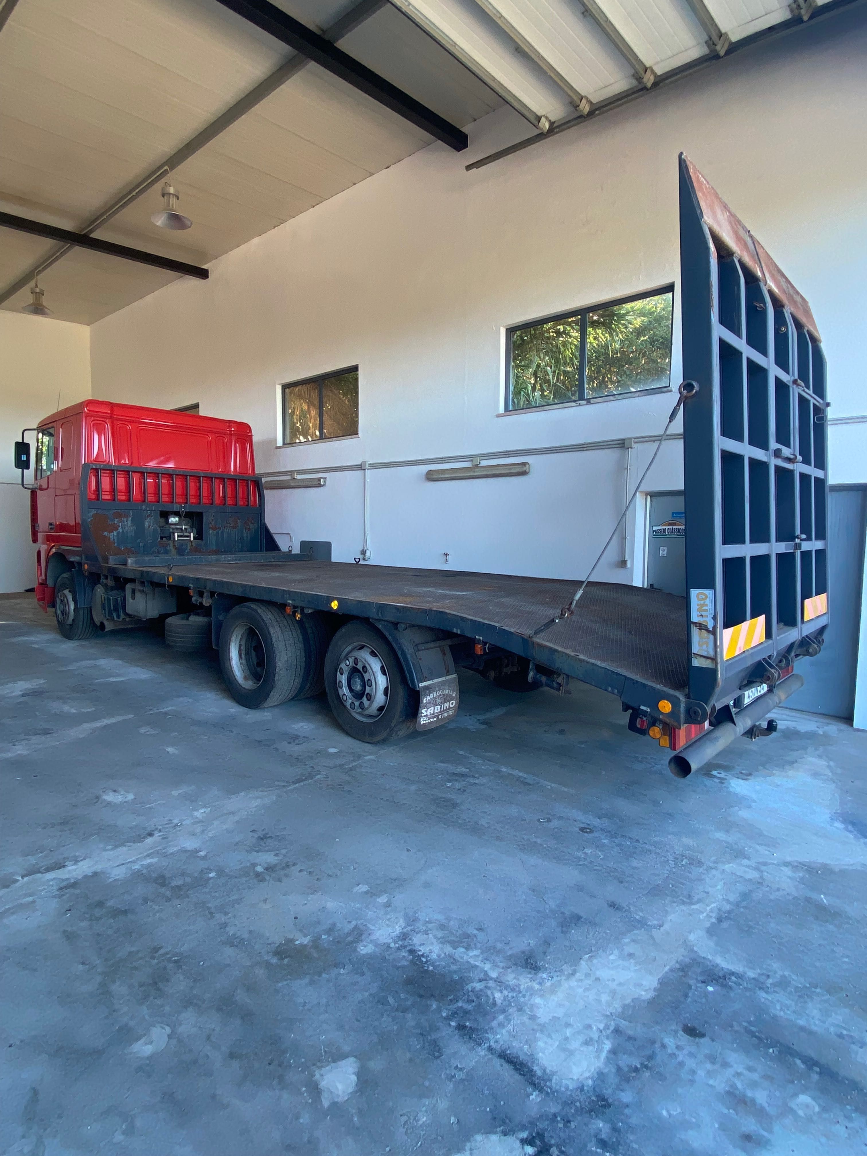 Camião DAF porta- maquinas