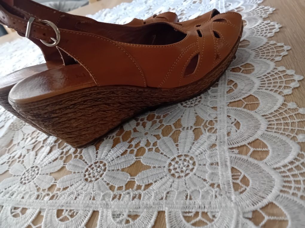 Lasocki skórzane sandaly damskie na koturnie 39