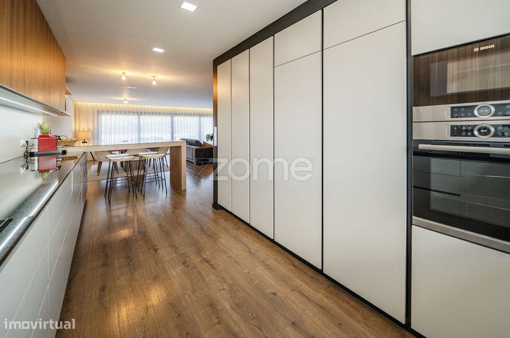 Moradia T3+1 moderna em Lomar com 3 suites, logradouro e garagem