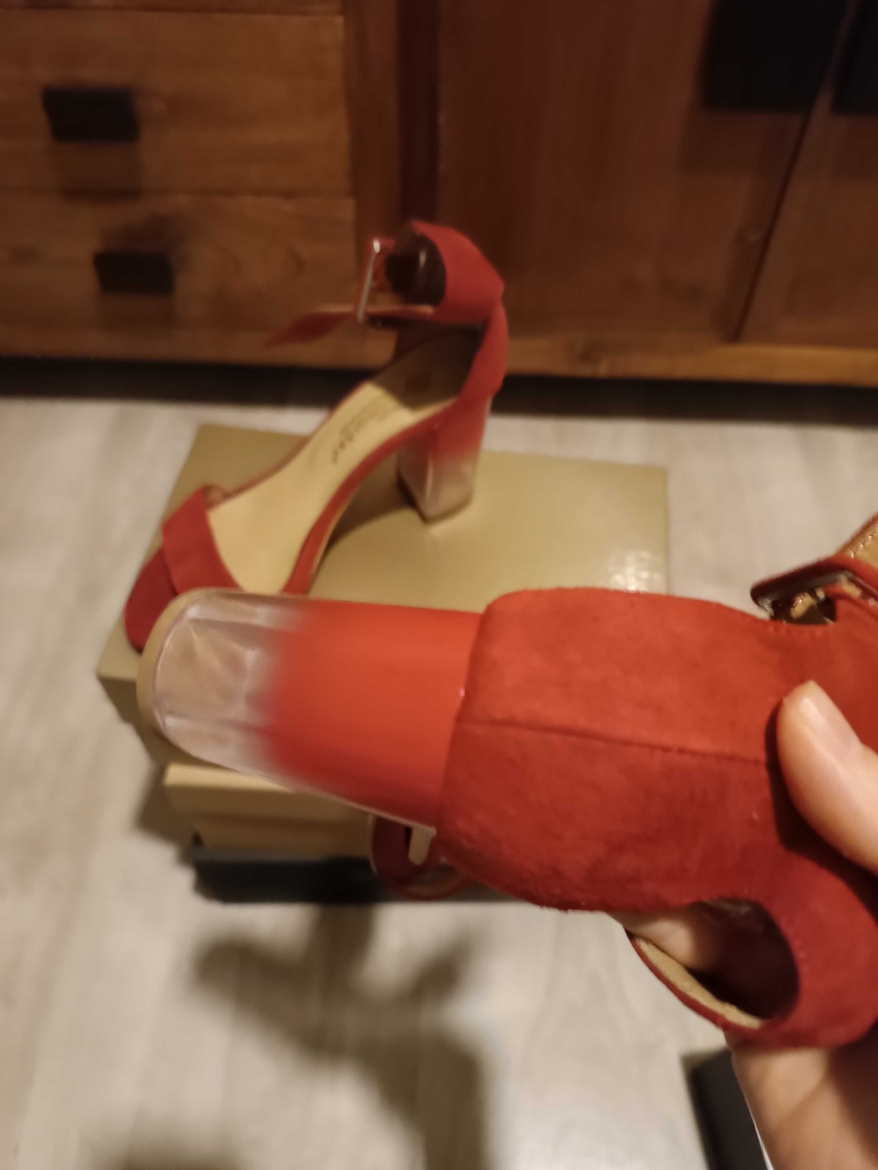 Sapatos de salto em camurça vermelha