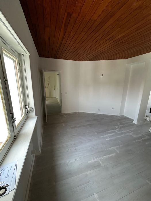 Apartamento T3 sem móveis remodelado no Monte Estoril-Arrendamento