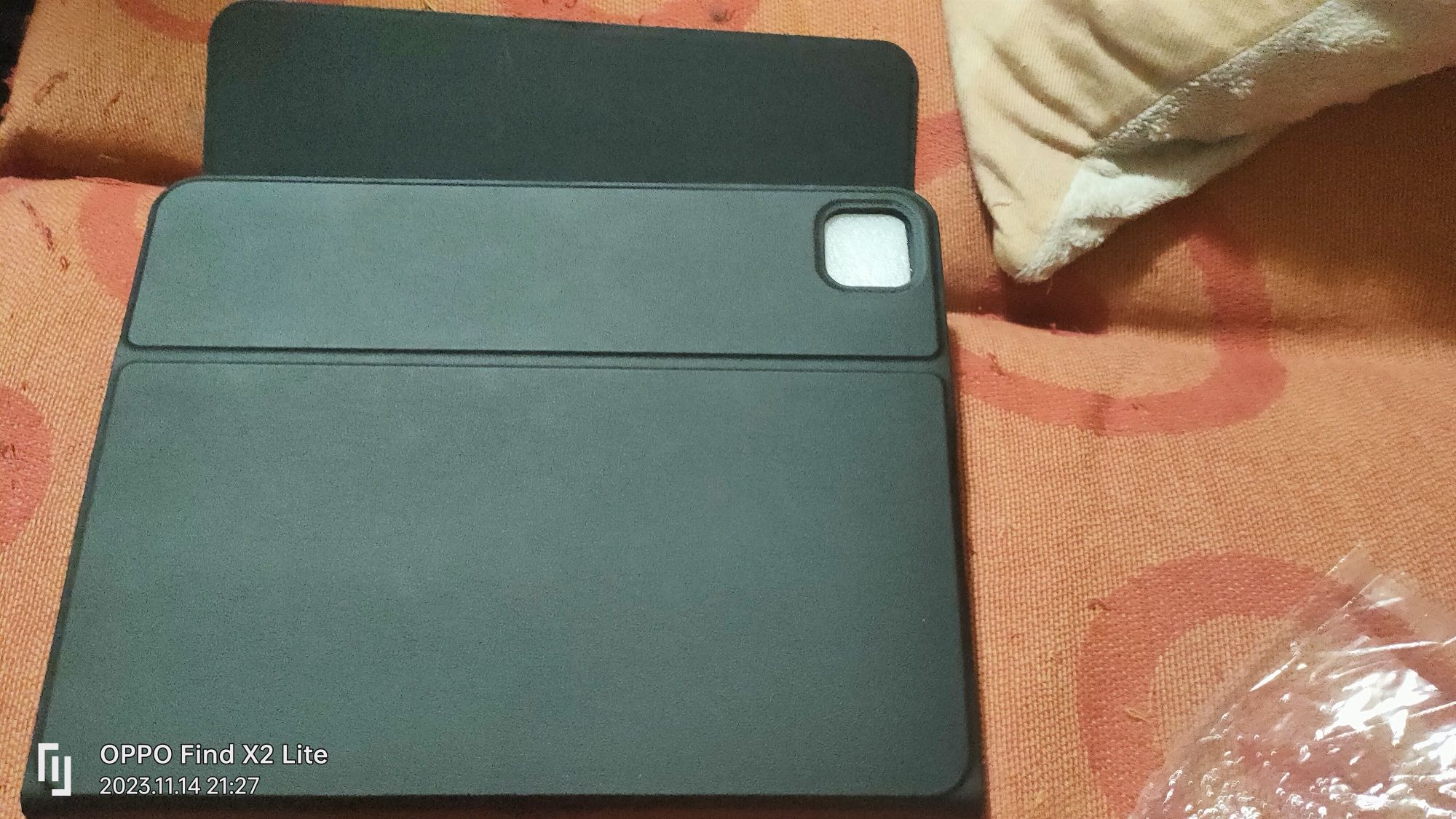 Capa com teclado bluetooth magnético