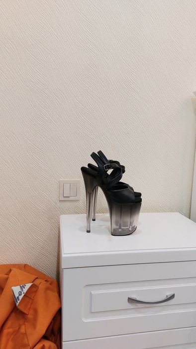 Стрипы б/у Pleaser 3ки размер 6( 36)