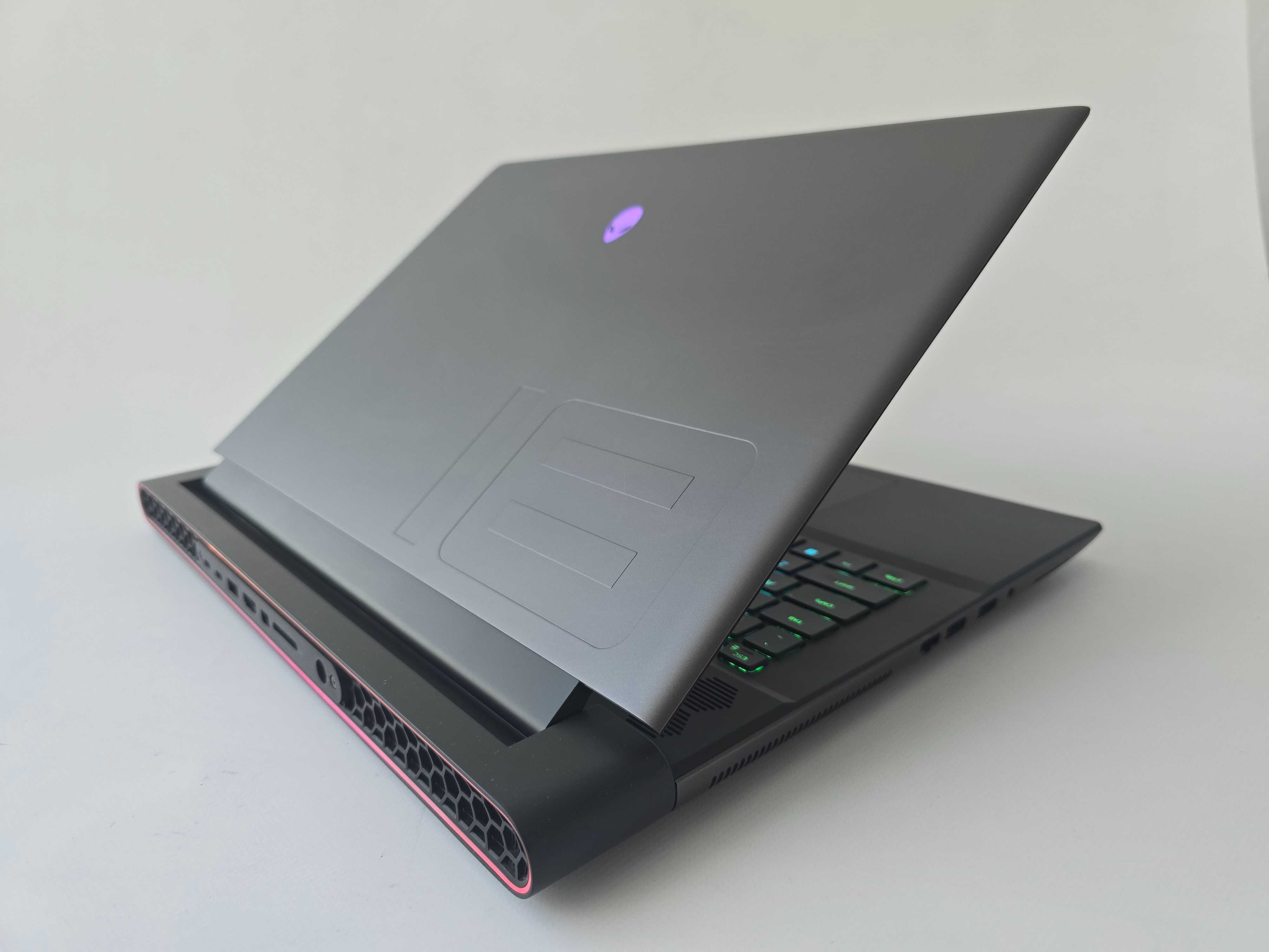 Alienware M18 R1 (2023) R9 7845HX/RTX 4070/RAM 16GB/SSD 1TB/IPS 480Hz