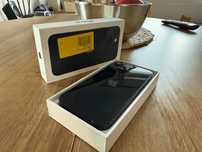 iPhone 13 mini + szkło Spigen + etui Spigen + stacja dokująca